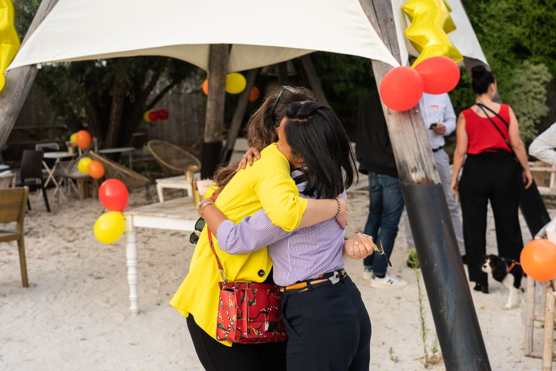 Deux personnes se prennent dans les bras dans le jardin lors de la SPARTY 2023.